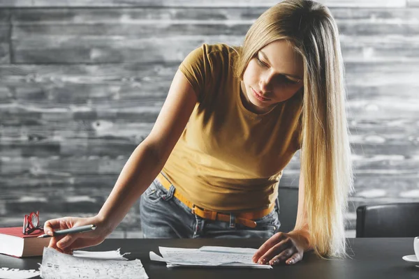 Junge Frau erledigt Papierkram — Stockfoto