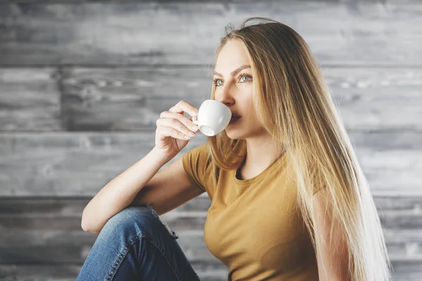 Pensativo mujer bebiendo café — Foto de Stock