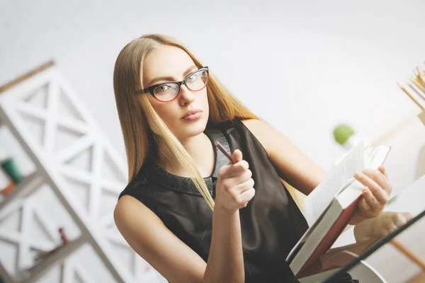 Atractiva mujer leyendo libro — Foto de Stock