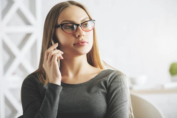 Mujer de negocios segura al teléfono — Foto de Stock