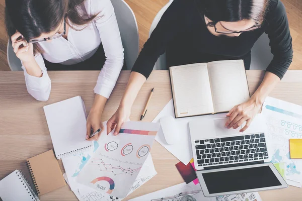 Kadın evrak ve boş dizüstü bilgisayar ile