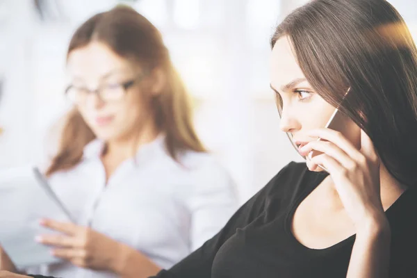 Привлекательные деловые женщины разговаривают по телефону — стоковое фото
