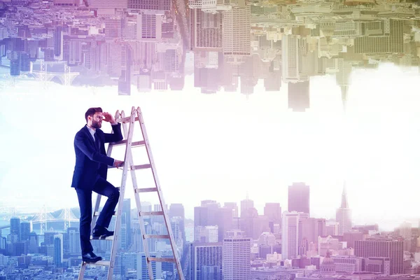 Empresario en escalera mirando a la distancia en abstracto al revés fondo de la ciudad arco iris. Concepto de investigación — Foto de Stock