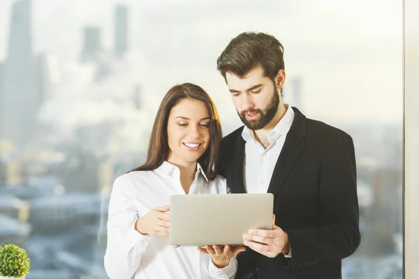 Personas sonrientes utilizando el ordenador portátil — Foto de Stock