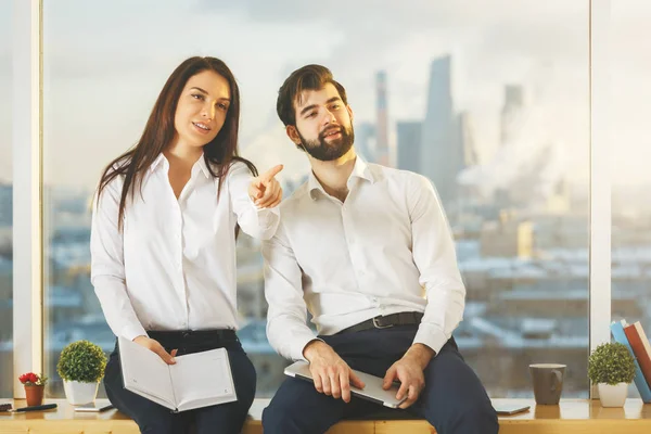 Personas que trabajan juntas — Foto de Stock