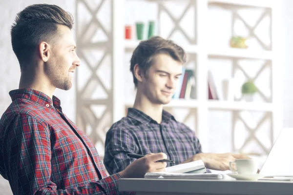 Retrato de dois caras caucasianos focados trabalhando em projeto no desktop do escritório. Conceito de trabalho em equipa — Fotografia de Stock