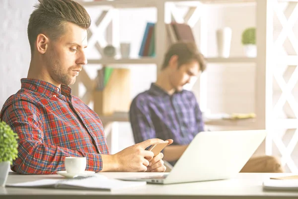 Hombre usando el teléfono en el lugar de trabajo — Foto de Stock