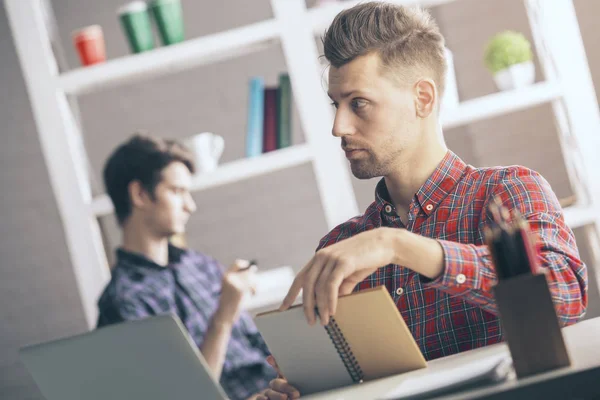 Ragazzo con blocco note a spirale — Foto Stock