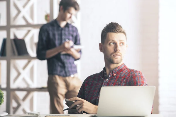 Man op de werkplek met behulp van de smartphone. Communicatieconcept — Stockfoto