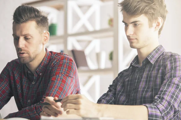 Erkekler office evrak işi yapıyor