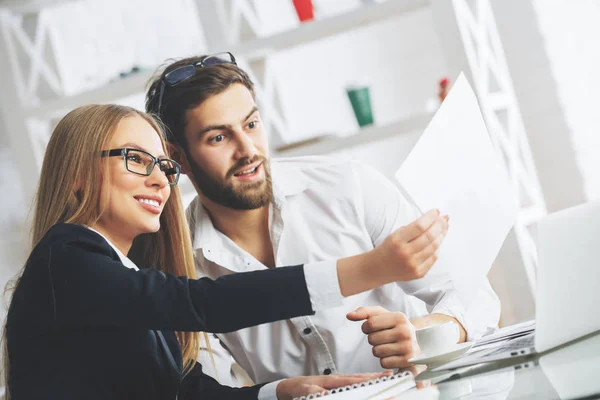 Attraktive Geschäftsleute erledigen Papierkram — Stockfoto