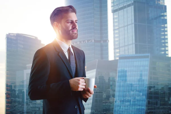 Man drinnking koffie in de stad — Stockfoto