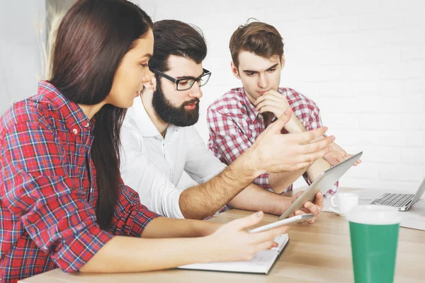 Fokussierte Frau und Mann arbeiten zusammen — Stockfoto