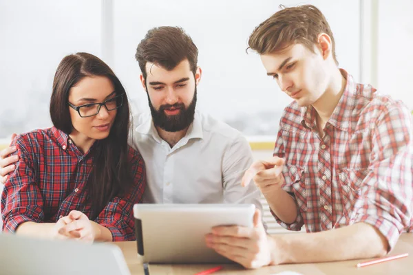 Beyaz insanlar tablet kullanma office 