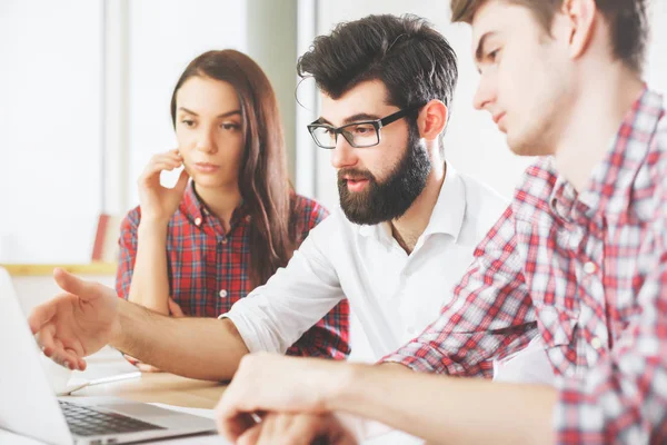 Attraktive Gruppe mit Laptop — Stockfoto