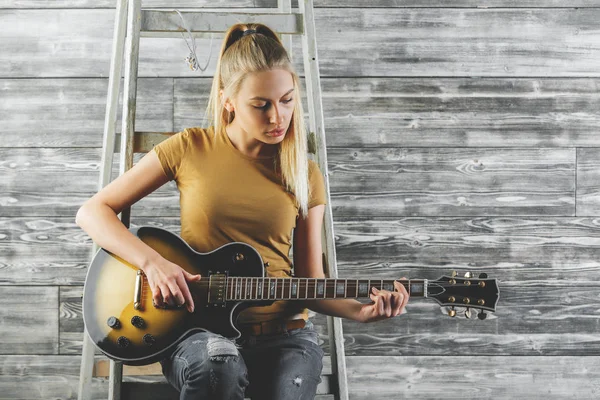 Hezká žena hrající na kytaru — Stock fotografie
