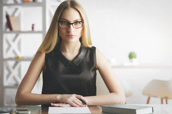 Mujer enfocada haciendo papeleo —  Fotos de Stock