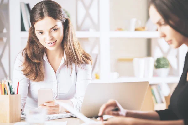 Vrouwen doen papierwerk — Stockfoto