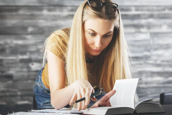 European woman with book doing paperwork — Stock Photo, Image