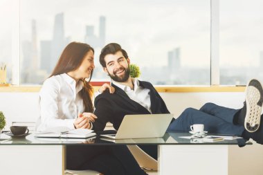 Erkek ve kadın çalışma birlikte gülümseyen 