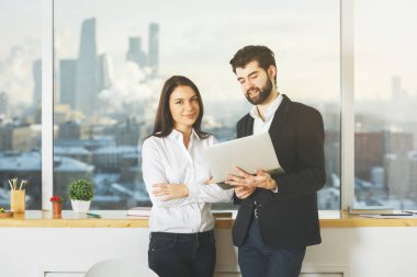 Beyaz insanlar dizüstü bilgisayar kullanarak 