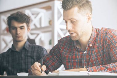 Erkekler office evrak işi yapıyor