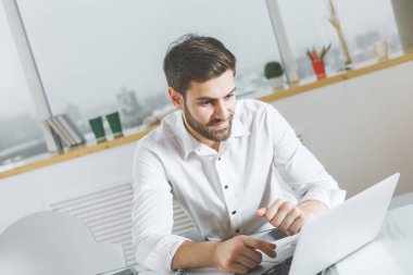 Beyaz işadamı dizüstü bilgisayar kullanarak 