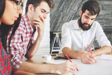 Evrak işlerini yapıyor ve aygıtlarını kullanarak Avrupa insan 