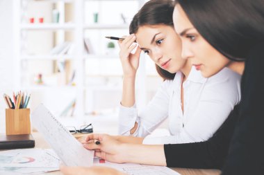 Evrak işlerini yapıyor kadın