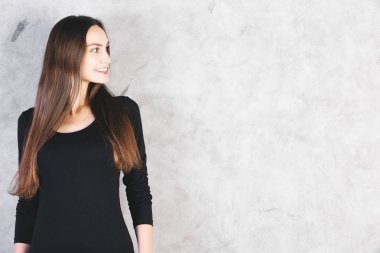 Beton zemin üzerine gülümseyen kadın