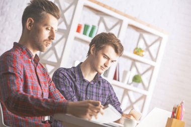 Portre iki beyaz beyler office masaüstü yerinde proje üzerinde duruldu. Ekip çalışması kavramı