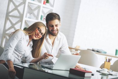 Projede çalışan beyaz iş adamları 