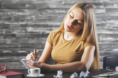 Meşgul kadının evrak işlerini yapması 