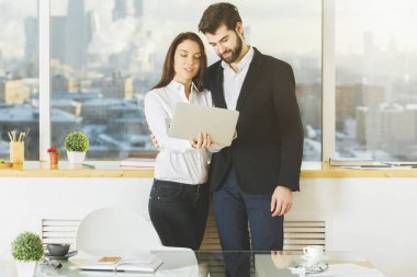 Dizüstü bilgisayar kullanan beyaz kişiler 