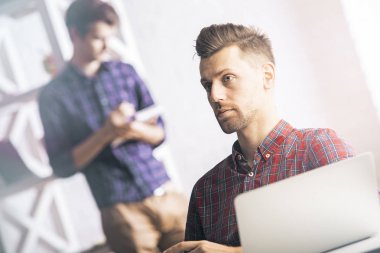 İşyerinde düşünceli işadamı