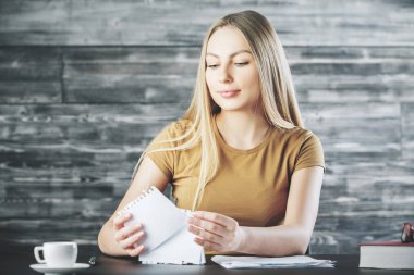 Çekici kadın evrak işi 