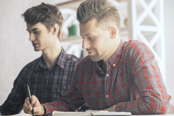 Erkekler office evrak işi yapıyor