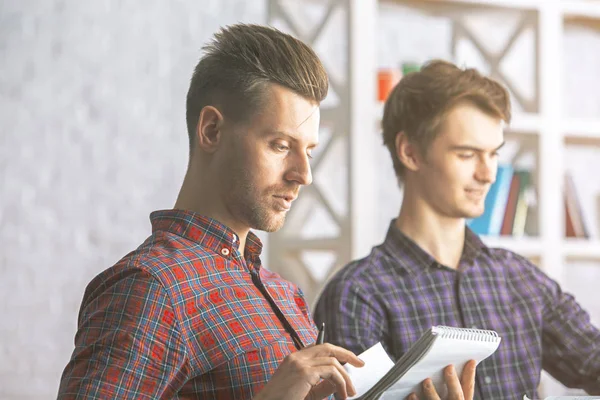 Erkekler office evrak işi yapıyor