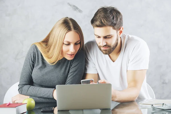 Caucasian man and woman using device — Stock Photo, Image