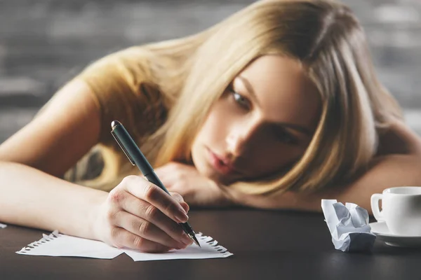 Señorita cansada escribiendo en papel — Foto de Stock