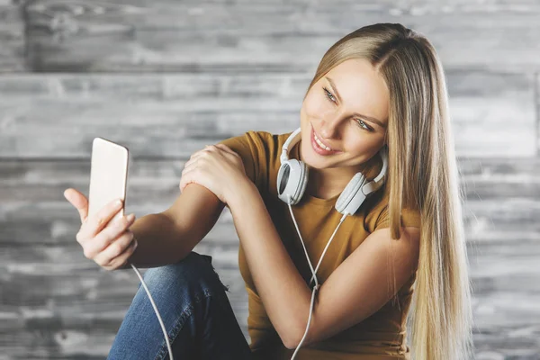 Avrupa kadın alarak selfies 