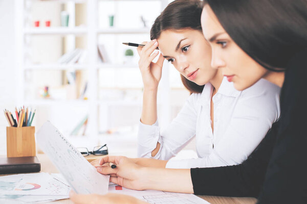 Женщины занимаются бумажной работой
