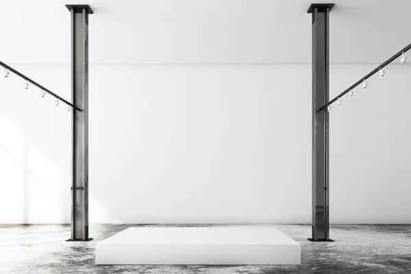 Современная лофт-галерея с пустым пьедесталом — стоковое фото