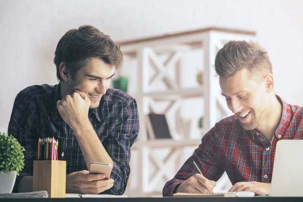 Porträtt av två fokuserade kaukasiska affärsmän som arbetar med projekt på office desktop. Lagarbete koncept — Stockfoto