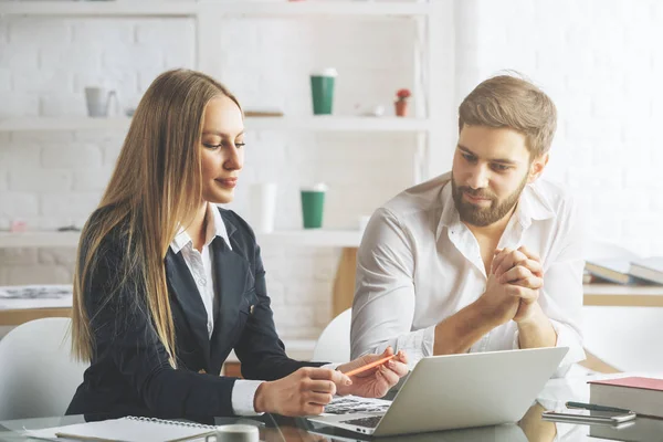 Beyaz adam ve proje üzerinde çalışan kadın 