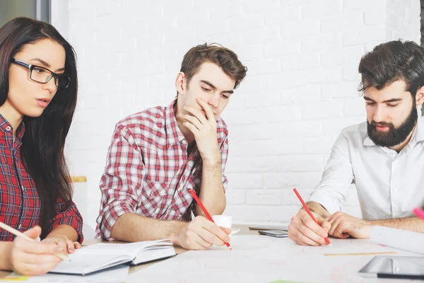 Evrak işlerini yapıyor ve aygıtlarını kullanarak düşünme insanlar 