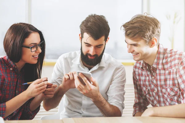 Junge Gruppe nutzt Handy — Stockfoto