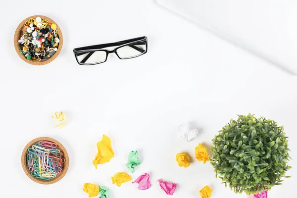 Mesa de escritório com itens — Fotografia de Stock