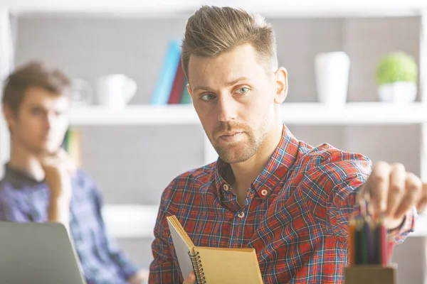 İşadamı sarmal Not Defteri ile