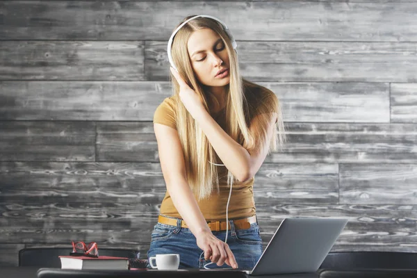 Bella donna DJ ing sul posto di lavoro — Foto Stock